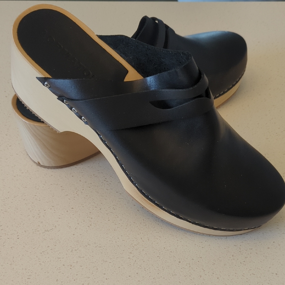 Brand New Aormatou Black Smooth Leather With Wood Bottom Modern Mules